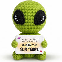 Alien Positif en crochet avec sa carte « Tu es la plus belle chose que j'ai vue sur Terre »